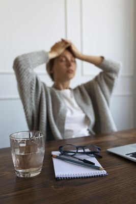 Pessoa sobrecarregada e estressada com trabalho - representando a dor do público-alvo da Auri AI